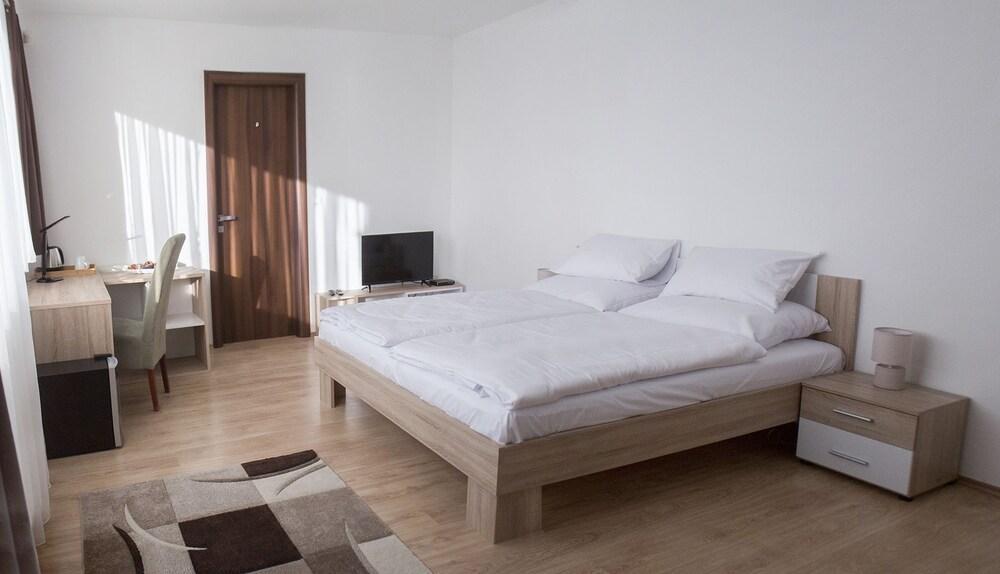 River View Apartments Hotel Братислава Екстериор снимка