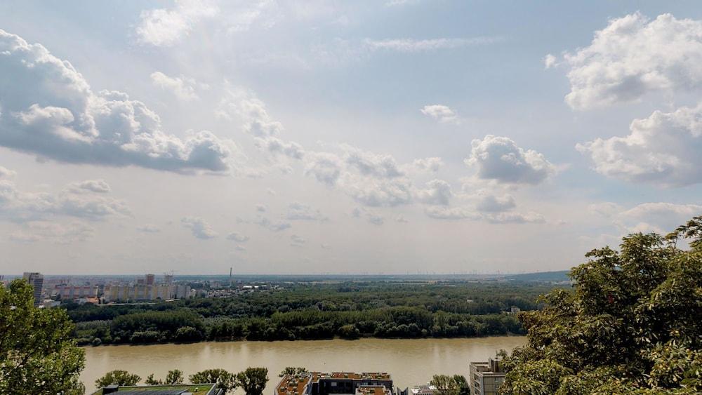 River View Apartments Hotel Братислава Екстериор снимка